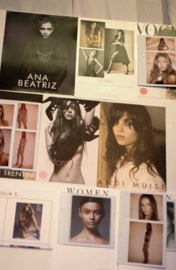 NEW YORK, New York - 2009 Kasım 2005 'te New York' ta Victoria 's Secret Moda Show' un sahne arkasında genel atmosfer ve model kompaktları.