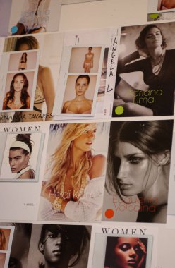 NEW YORK, New York - 2009 Kasım 2005 'te New York' ta Victoria 's Secret Moda Show' un sahne arkasında genel atmosfer ve model kompaktları.