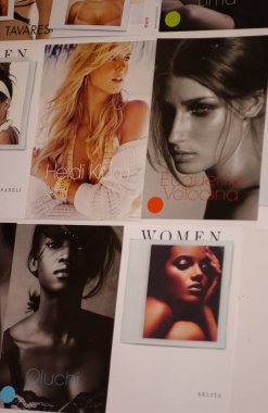 NEW YORK, New York - 2009 Kasım 2005 'te New York' ta Victoria 's Secret Moda Show' un sahne arkasında genel atmosfer ve model kompaktları.