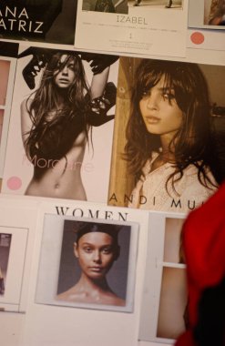 NEW YORK, New York - 2009 Kasım 2005 'te New York' ta Victoria 's Secret Moda Show' un sahne arkasında genel atmosfer ve model kompaktları.