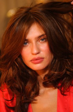 NEW YORK, NY - 09 Kasım 2005 'te New York' ta düzenlenen Victoria 's Secret Moda Show' da Model Bianca Balti sahne arkasında.