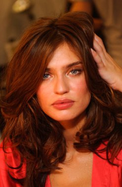 NEW YORK, NY - 09 Kasım 2005 'te New York' ta düzenlenen Victoria 's Secret Moda Show' da Model Bianca Balti sahne arkasında.