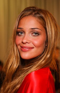 NEW YORK, New York - 9 Kasım 2005 'te New York' ta düzenlenen 2005 Victoria 's Secret Moda Show' unda Ana Beatriz Barros sahne arkasında.