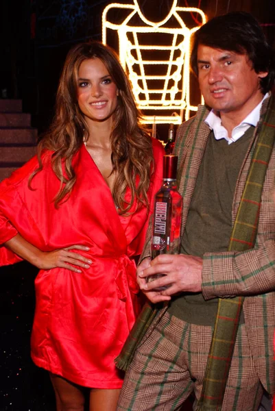 Nueva York Noviembre Alessandra Ambrosio Con Patrocinador Imperia Vodka Entre —  Fotos de Stock