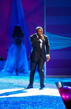 NEW YORK, NY - NOVEMBER 09: 2005 Victoria 's Secret Fashion Show sırasında Singer Seal Performansı 2009 Kasım 2005' te New York 'ta.