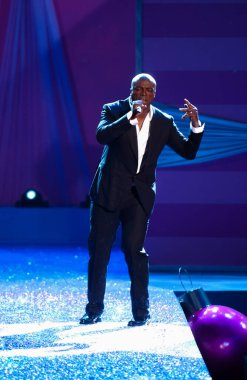 NEW YORK, NY - NOVEMBER 09: 2005 Victoria 's Secret Fashion Show sırasında Singer Seal Performansı 2009 Kasım 2005' te New York 'ta.