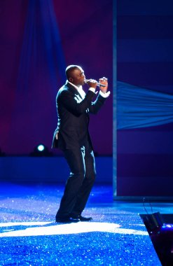 NEW YORK, NY - NOVEMBER 09: 2005 Victoria 's Secret Fashion Show sırasında Singer Seal Performansı 2009 Kasım 2005' te New York 'ta.