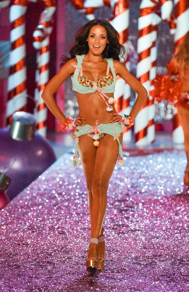 Nueva York Noviembre Modelo Selita Ebanks Camina Victoria Secret Fashion — Foto de Stock