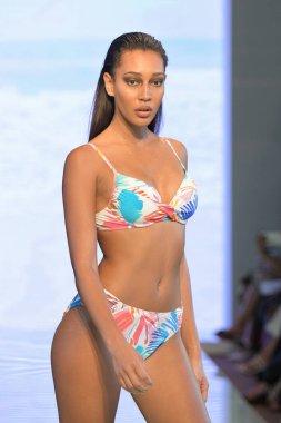 MIAMI BEACH, FLORIDA - 13 Temmuz 2019 'da Miami Beach Botanik Bahçesi' ndeki GOTTEX 2020 Runway Show 'da bir model yürüyor..