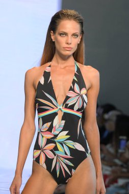 MIAMI BEACH, FLORIDA - 13 Temmuz 2019 'da Miami Beach Botanik Bahçesi' ndeki GOTTEX 2020 Runway Show 'da bir model yürüyor..