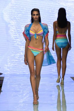 MIAMI BEACH, FLORIDA - 13 Temmuz 2019 'da Miami Beach Botanik Bahçesi' ndeki GOTTEX 2020 Runway Show 'da bir model yürüyor..