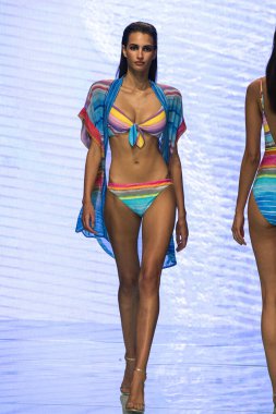 MIAMI BEACH, FLORIDA - 13 Temmuz 2019 'da Miami Beach Botanik Bahçesi' ndeki GOTTEX 2020 Runway Show 'da bir model yürüyor..