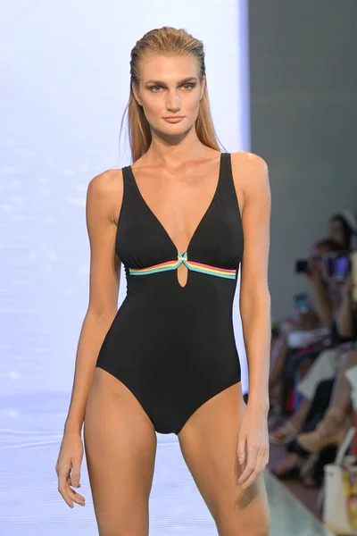 Miami Beach Florida Juli Modell Går Banan Gottex 2020 Runway — Stockfoto