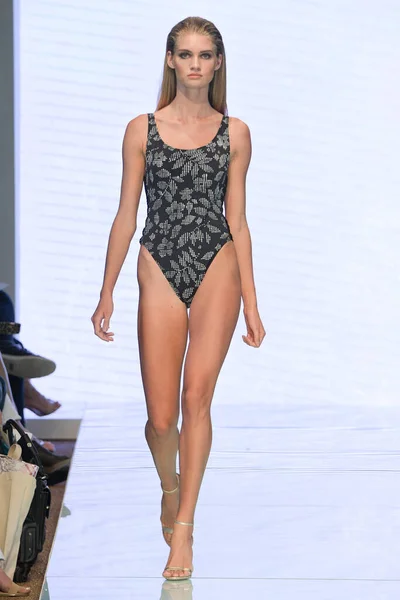 Miami Beach Florida July Modell Går Rullebanen Gottex 2020 Runway – stockfoto