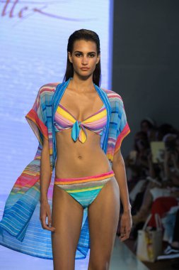 MIAMI BEACH, FLORIDA - 13 Temmuz 2019 'da Miami Beach Botanik Bahçesi' ndeki GOTTEX 2020 Runway Show 'da bir model yürüyor..