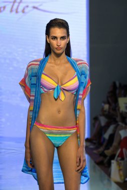 MIAMI BEACH, FLORIDA - 13 Temmuz 2019 'da Miami Beach Botanik Bahçesi' ndeki GOTTEX 2020 Runway Show 'da bir model yürüyor..