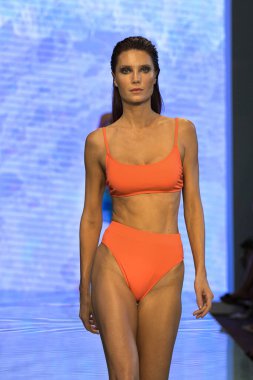MIAMI BEACH, FLORIDA - 13 Temmuz 2019 'da Miami Beach Botanik Bahçesi' ndeki GOTTEX 2020 Runway Show 'da bir model yürüyor..