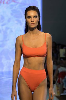 MIAMI BEACH, FLORIDA - 13 Temmuz 2019 'da Miami Beach Botanik Bahçesi' ndeki GOTTEX 2020 Runway Show 'da bir model yürüyor..