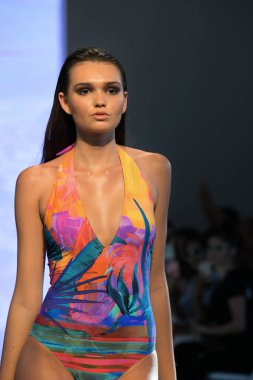 MIAMI BEACH, FLORIDA - 13 Temmuz 2019 'da Miami Beach Botanik Bahçesi' ndeki GOTTEX 2020 Runway Show 'da bir model yürüyor..