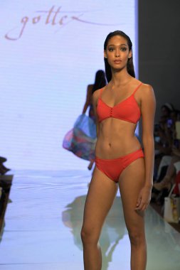 MIAMI BEACH, FLORIDA - 13 Temmuz 2019 'da Miami Beach Botanik Bahçesi' ndeki GOTTEX 2020 Runway Show 'da bir model yürüyor..