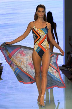 MIAMI BEACH, FLORIDA - 13 Temmuz 2019 'da Miami Beach Botanik Bahçesi' ndeki GOTTEX 2020 Runway Show 'da bir model yürüyor..