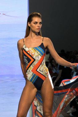 MIAMI BEACH, FLORIDA - 13 Temmuz 2019 'da Miami Beach Botanik Bahçesi' ndeki GOTTEX 2020 Runway Show 'da bir model yürüyor..