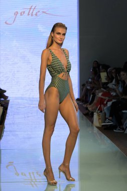 MIAMI BEACH, FLORIDA - 13 Temmuz 2019 'da Miami Beach Botanik Bahçesi' ndeki GOTTEX 2020 Runway Show 'da bir model yürüyor..