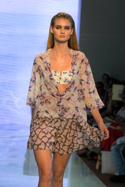 MIAMI BEACH, FLORIDA - 13 Temmuz 2019 'da Miami Beach Botanik Bahçesi' ndeki GOTTEX 2020 Runway Show 'da bir model yürüyor..