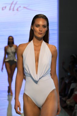 MIAMI BEACH, FLORIDA - 13 Temmuz 2019 'da Miami Beach Botanik Bahçesi' ndeki GOTTEX 2020 Runway Show 'da bir model yürüyor..