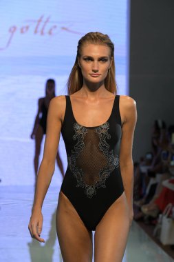 MIAMI BEACH, FLORIDA - 13 Temmuz 2019 'da Miami Beach Botanik Bahçesi' ndeki GOTTEX 2020 Runway Show 'da bir model yürüyor..