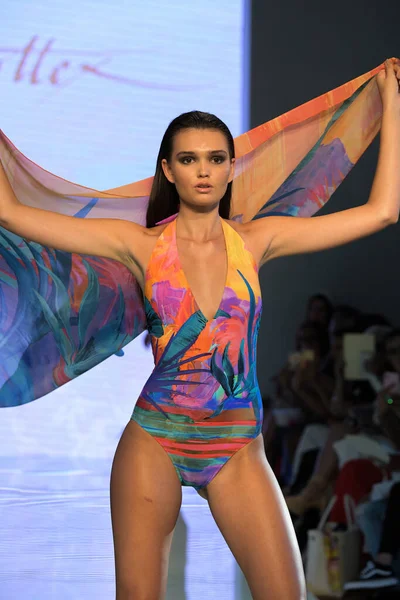 Miami Beach Floride Juillet Mannequin Parcourt Piste Gottex 2020 Runway — Photo