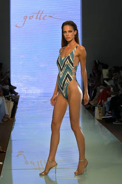 Miami Beach Floride Juillet Mannequin Parcourt Piste Gottex 2020 Runway — Photo