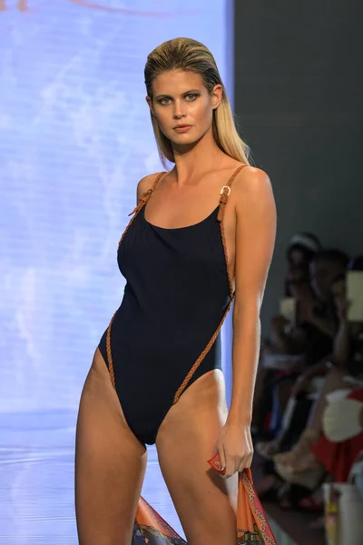 Miami Beach Florida Julio Una Modelo Camina Por Pasarela Gottex — Foto de Stock