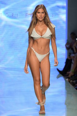 MIAMI BEACH, FLORIDA - 13 Temmuz 2019 'da Miami Beach, Florida' daki Tori Praver Swimway Show 'da Kara Del Toro podyumda yürüyor..