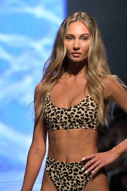 MIAMI BEACH, FLORIDA - 13 Temmuz 2019 'da Miami Beach, Florida' daki Tori Praver Swimway Show 'da bir model podyumda yürüyor..