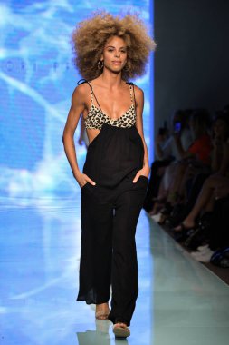 MIAMI BEACH, FLORIDA - 13 Temmuz 2019 'da Miami Beach, Florida' daki Tori Praver Swimway Show 'da bir model podyumda yürüyor..
