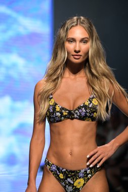 MIAMI BEACH, FLORIDA - 13 Temmuz 2019 'da Miami Beach, Florida' daki Tori Praver Swimway Show 'da bir model podyumda yürüyor..