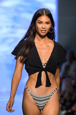 MIAMI BEACH, FLORIDA - 13 Temmuz 2019 'da Miami Beach, Florida' daki Tori Praver Swimway Show 'da bir model podyumda yürüyor..