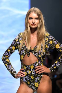 MIAMI BEACH, FLORIDA - 13 Temmuz 2019 'da Miami Beach, Florida' daki Tori Praver Swimway Show 'da bir model podyumda yürüyor..