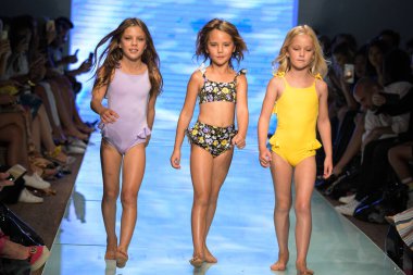 MIAMI BEACH, FLORIDA - 13 Temmuz 2019 'da Miami Beach, Florida' daki Tori Praver Swimway Show 'da çocuk modeller podyumda yürüyordu..
