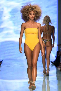 MIAMI BEACH, FLORIDA - 13 Temmuz 2019 'da Miami Beach, Florida' daki Tori Praver Swimway Show 'da bir model podyumda yürüyor..