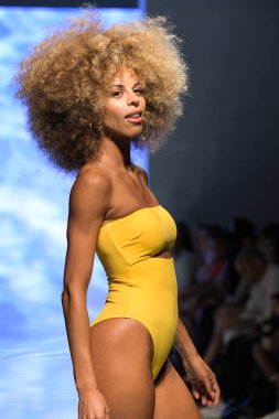 MIAMI BEACH, FLORIDA - 13 Temmuz 2019 'da Miami Beach, Florida' daki Tori Praver Swimway Show 'da bir model podyumda yürüyor..