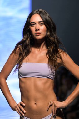 MIAMI BEACH, FLORIDA - 13 Temmuz 2019 'da Miami Beach, Florida' daki Tori Praver Swimway Show 'da bir model podyumda yürüyor..