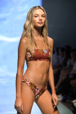 MIAMI BEACH, FLORIDA - 13 Temmuz 2019 'da Miami Beach, Florida' daki Tori Praver Swimway Show 'da bir model podyumda yürüyor..