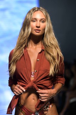 MIAMI BEACH, FLORIDA - 13 Temmuz 2019 'da Miami Beach, Florida' daki Tori Praver Swimway Show 'da bir model podyumda yürüyor..