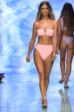 MIAMI BEACH, FLORIDA - 13 Temmuz 2019 'da Miami Beach, Florida' daki Tori Praver Swimway Show 'da bir model podyumda yürüyor..