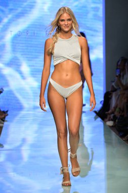 MIAMI BEACH, FLORIDA - 13 Temmuz 2019 'da Miami Beach, Florida' daki Tori Praver Swimway Show 'da bir model podyumda yürüyor..