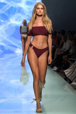 MIAMI BEACH, FLORIDA - 13 Temmuz 2019 'da Miami Beach, Florida' daki Tori Praver Swimway Show 'da bir model podyumda yürüyor..