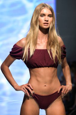MIAMI BEACH, FLORIDA - 13 Temmuz 2019 'da Miami Beach, Florida' daki Tori Praver Swimway Show 'da bir model podyumda yürüyor..