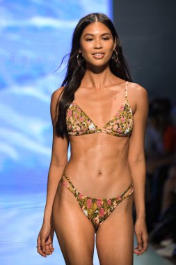 MIAMI BEACH, FLORIDA - 13 Temmuz 2019 'da Miami Beach, Florida' daki Tori Praver Swimway Show 'da bir model podyumda yürüyor..